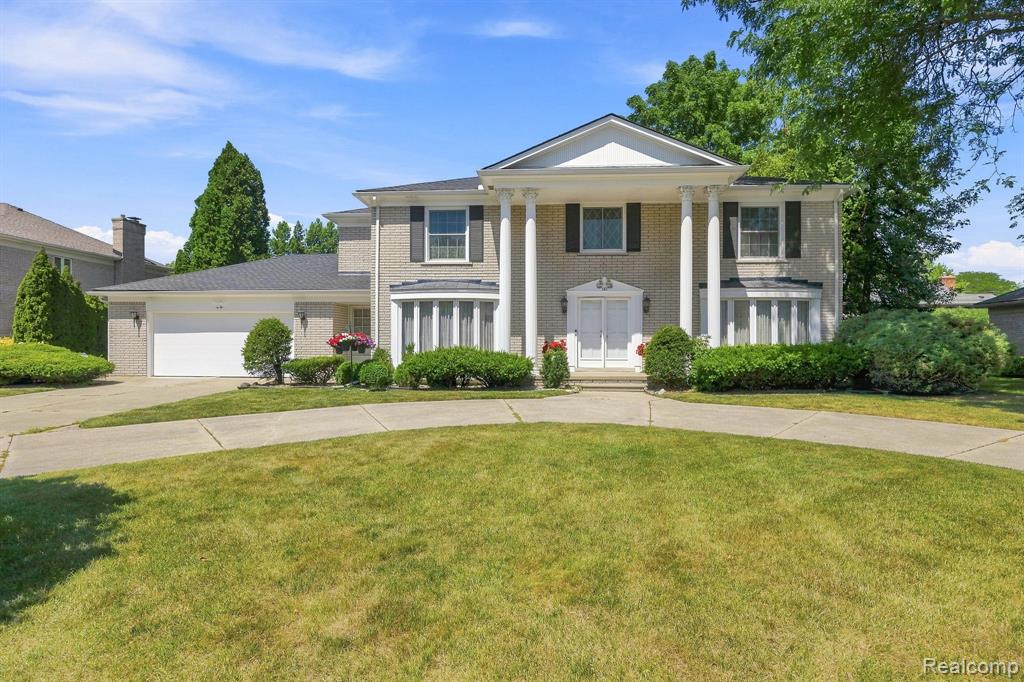 60 Stillmeadow Lane, Grosse Pointe Shores, MI 48236