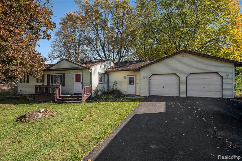 5474 Country Lane, Flint, MI 48506 — front exterior