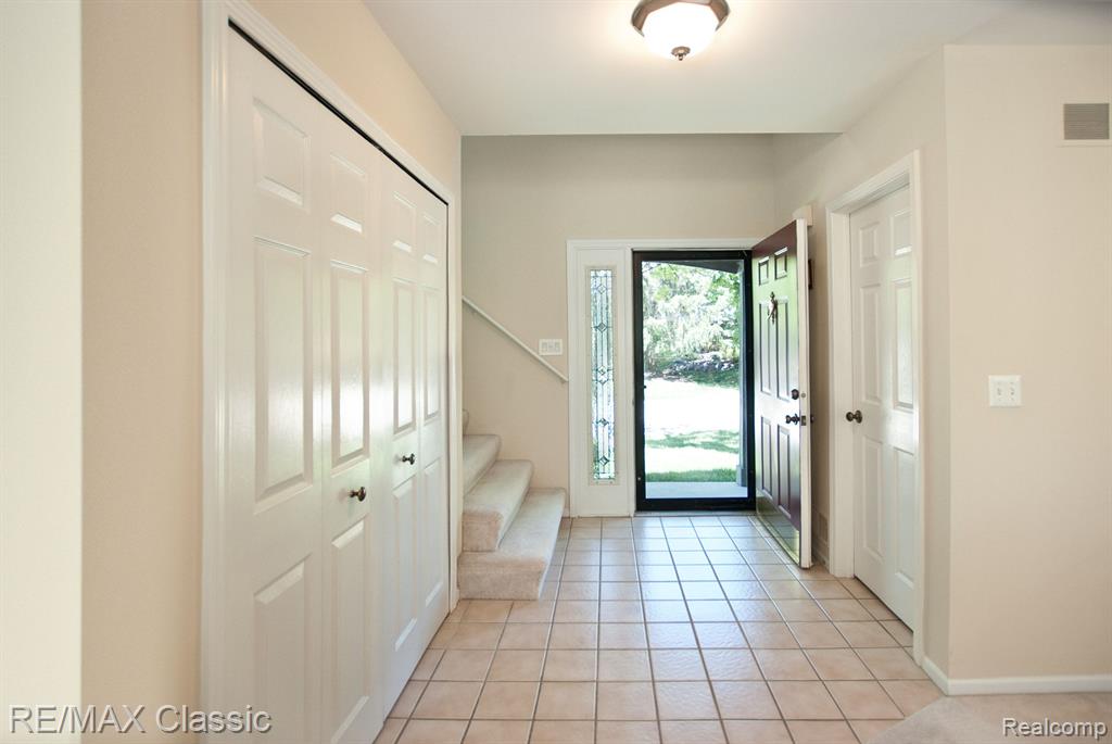 587 Winwood Circle, 20, Walled Lake, MI 48390 — Photo 4