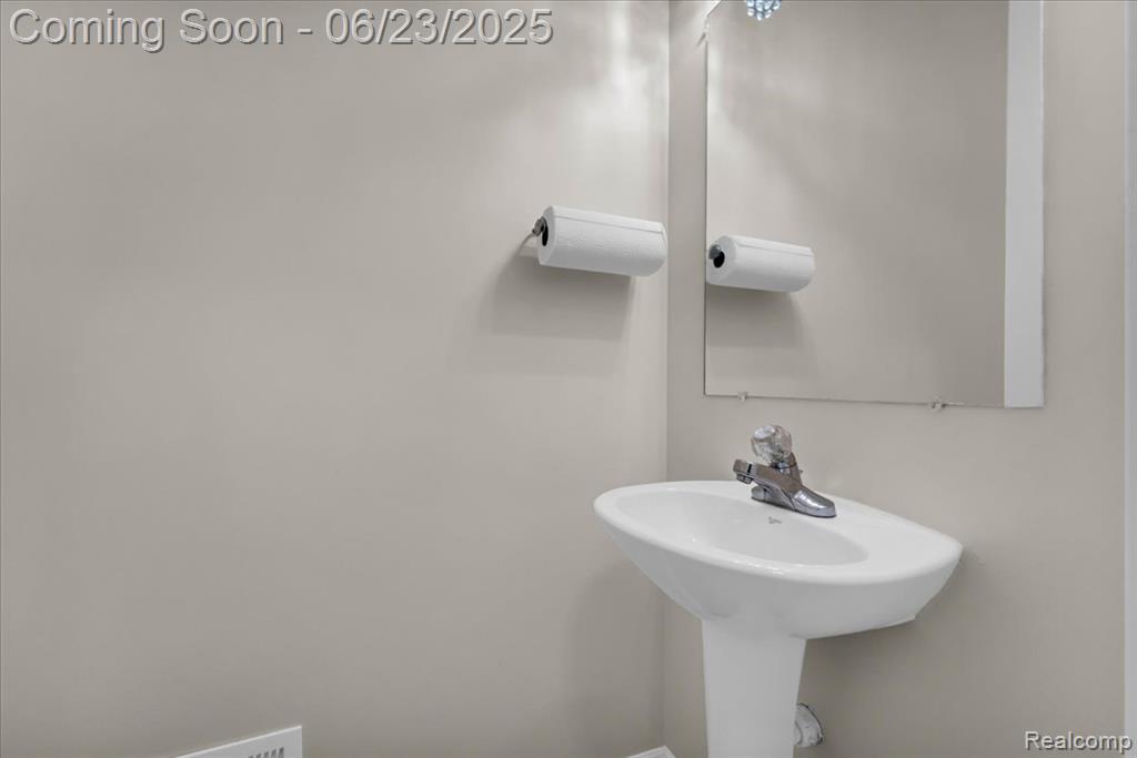 417 E BERNHARD Avenue, Hazel Park, MI 48030 — Photo 6