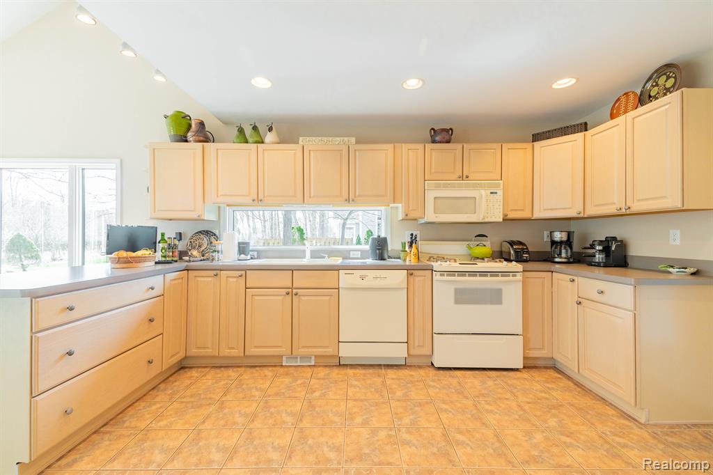 8555 Island Boulevard, Grosse Ile, MI 48138 — Photo 14