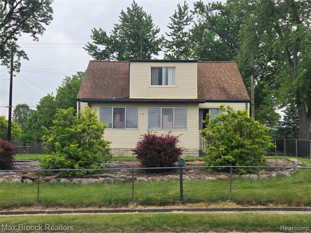 67 W Columbia Avenue, Pontiac, MI 48340 — front exterior