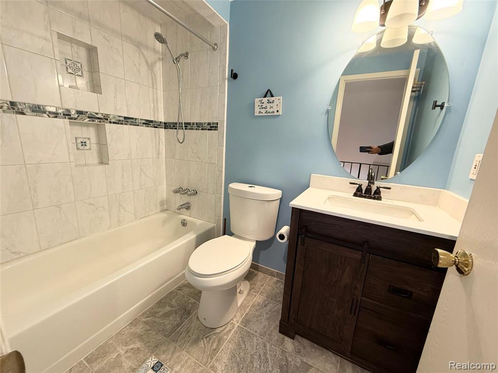 6842 Indian Creek Drive, West Bloomfield, MI — Photo 25