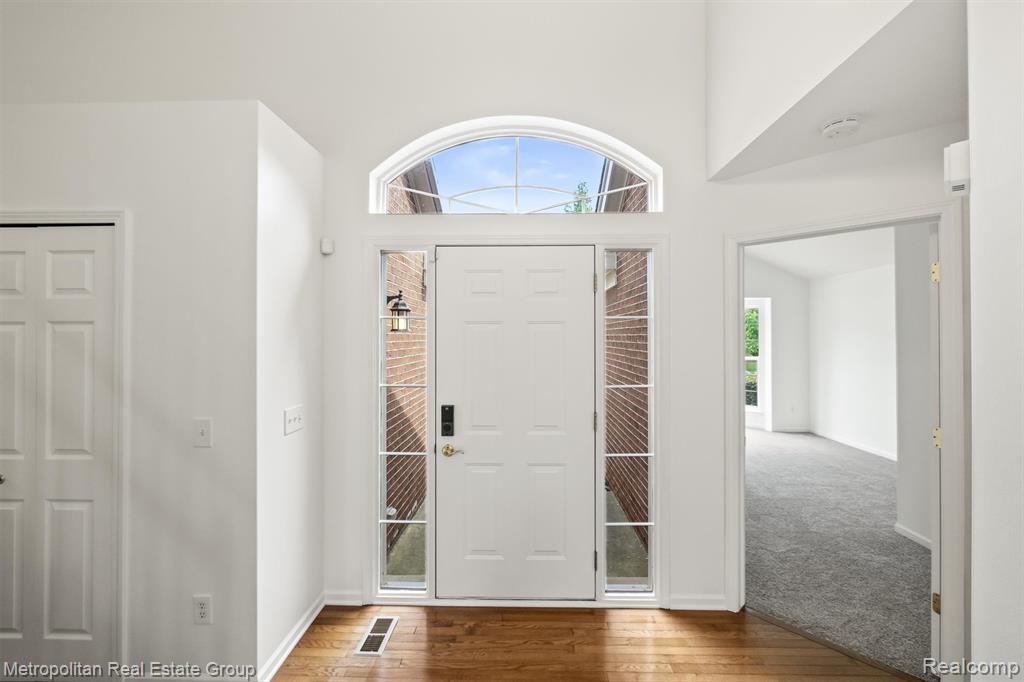 30207 Viewcrest Court, Novi, MI 48377 — Photo 4