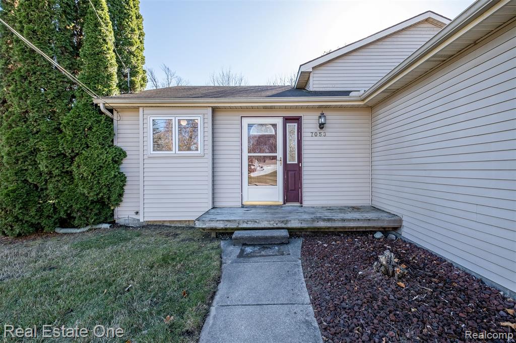 7053 Pershing, Waterford, MI 48327 — Photo 4