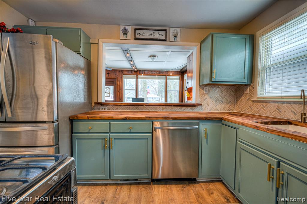 8421 Lagoon Street, Commerce Twp, MI 48382 — Photo 16