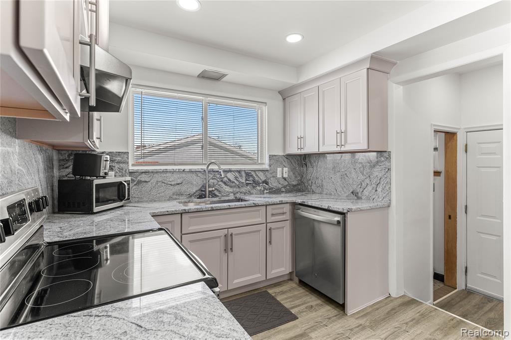 7154 Plainfield Street, Dearborn Heights, MI 48127 — Photo 16