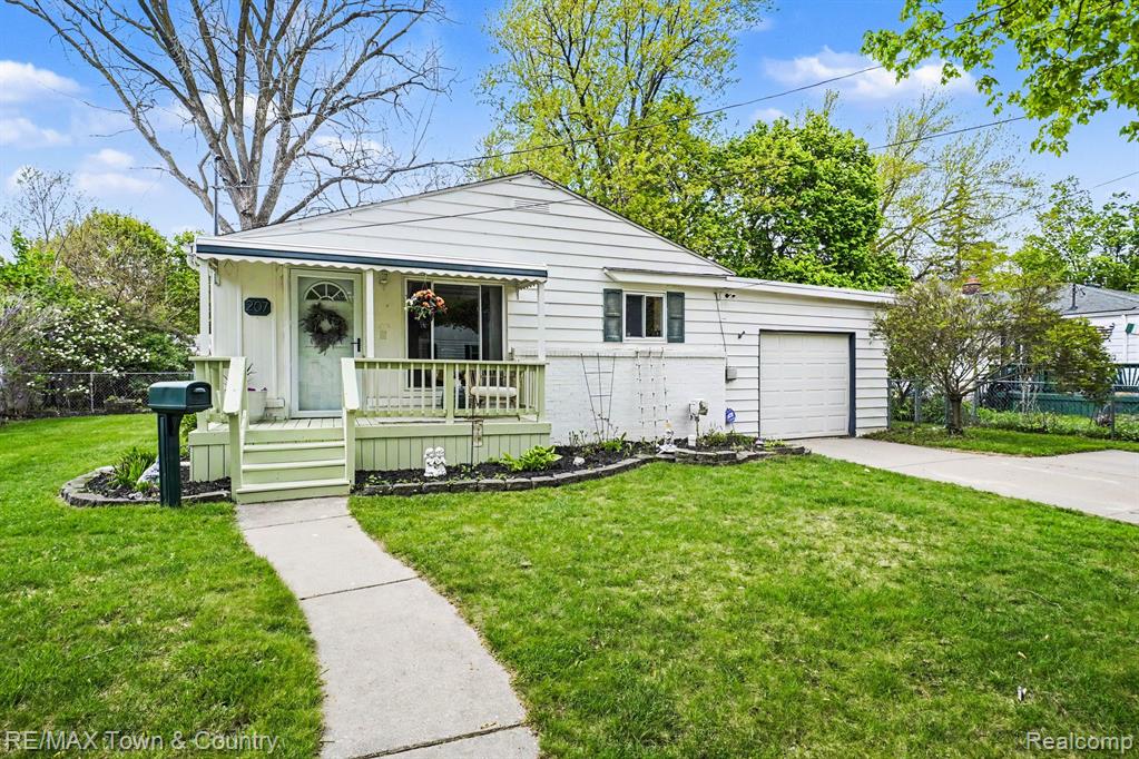 207 Labian Drive, Flushing, MI 48433 — front exterior
