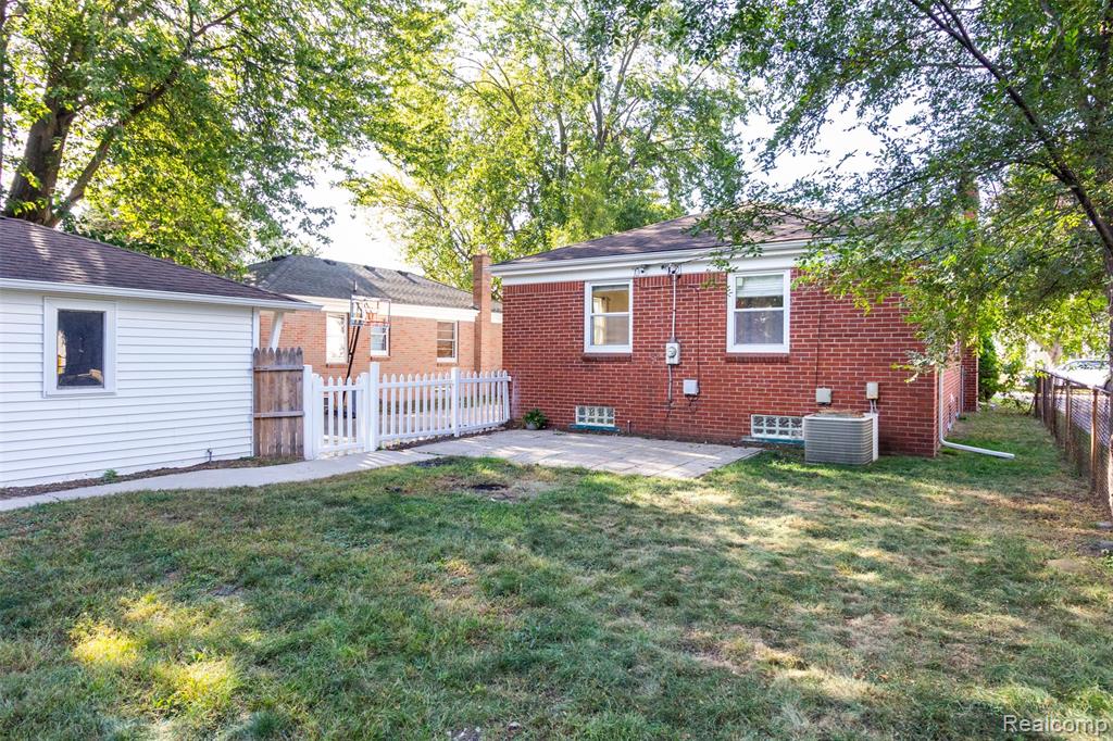 8235 Mackay Court, Utica, MI 48317 — Photo 33
