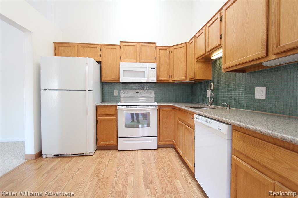 22132 Edgewater, Novi, MI — Photo 5