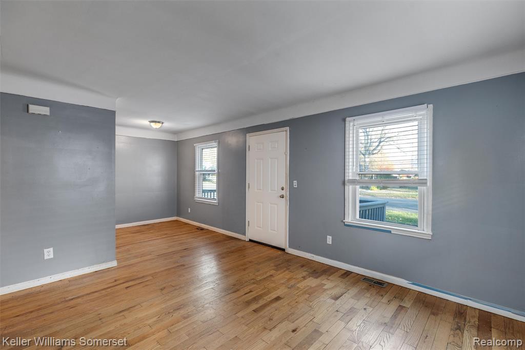 19239 Beaconsfield Street, Harper Woods, MI 48225 — Photo 4
