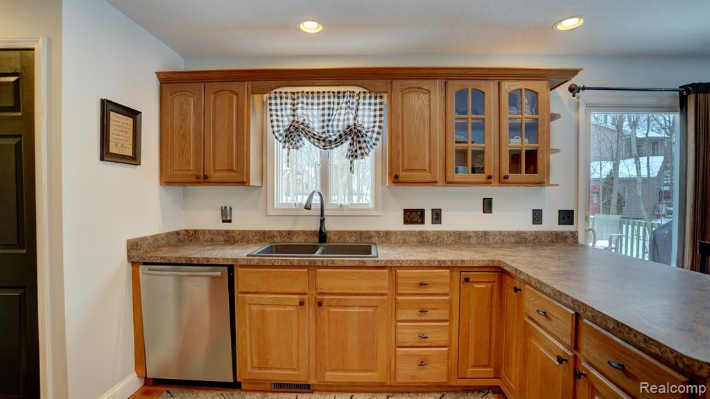 9270 OAKVIEW Drive, Swartz Creek, MI 48473 — Photo 11