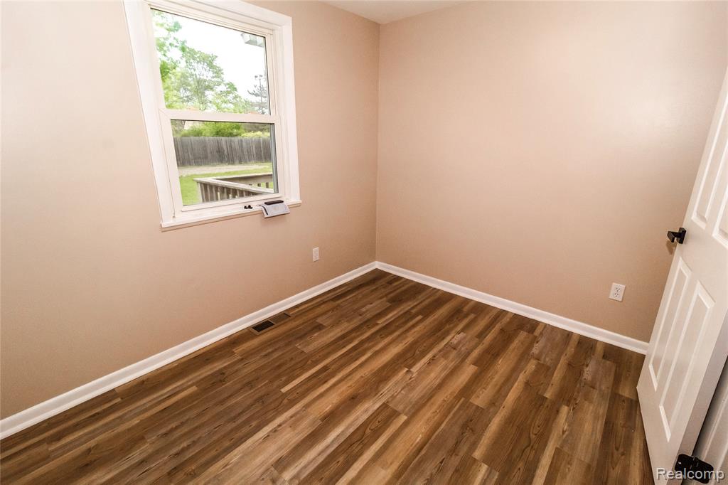 519 S Elm Street, Lapeer, MI 48446 — Photo 15