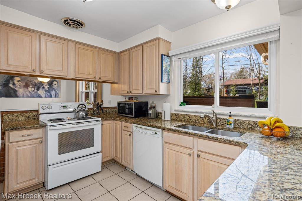 4550 Patrick Road, West Bloomfield, MI — Photo 11