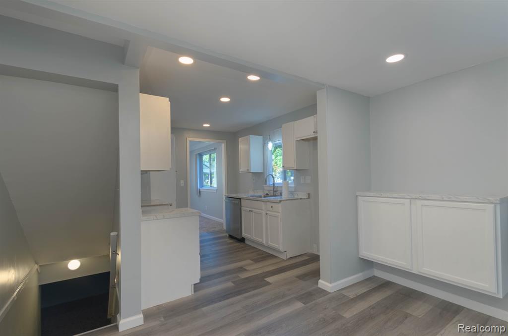 5733 CRESCENT Road, Waterford, MI 48327 — Photo 15