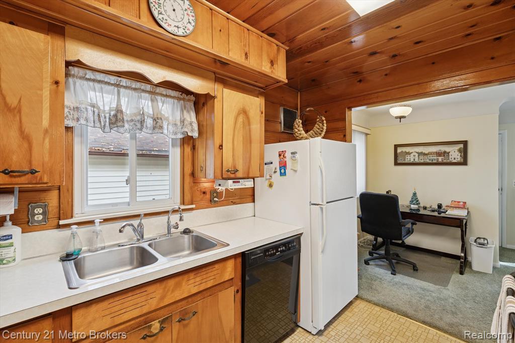 4466 S Center Road, Burton, MI 48519 — Photo 15