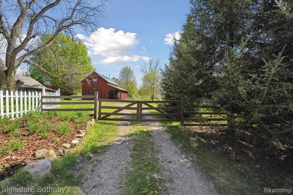 9827 KENNEDY Road, Munith, MI 49259 — Photo 8