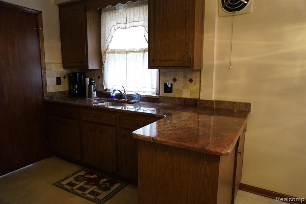 8098 SUNBURST, Center Line, MI 48015 — Photo 8