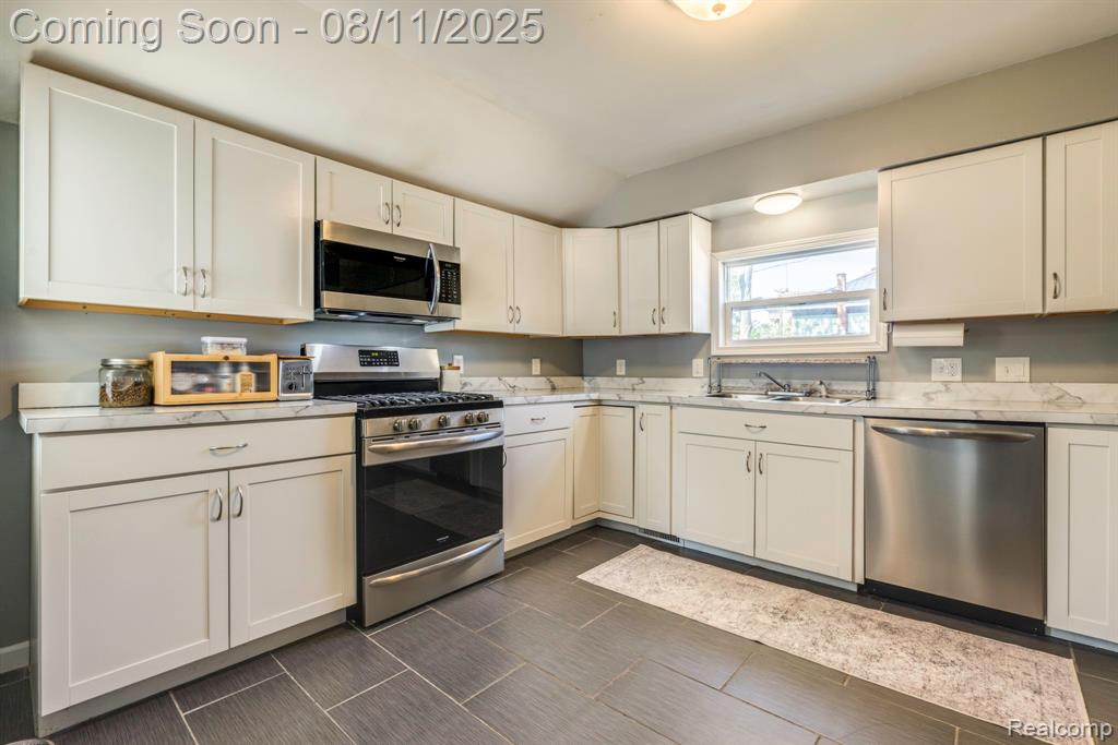 913 Michigan Street, Port Huron, MI 48060 — Photo 6