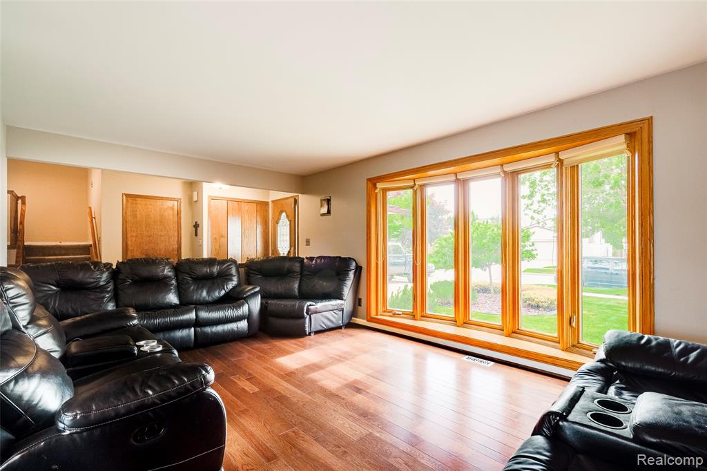 24705 Colonial Drive, Woodhaven, MI 48183 — Photo 28