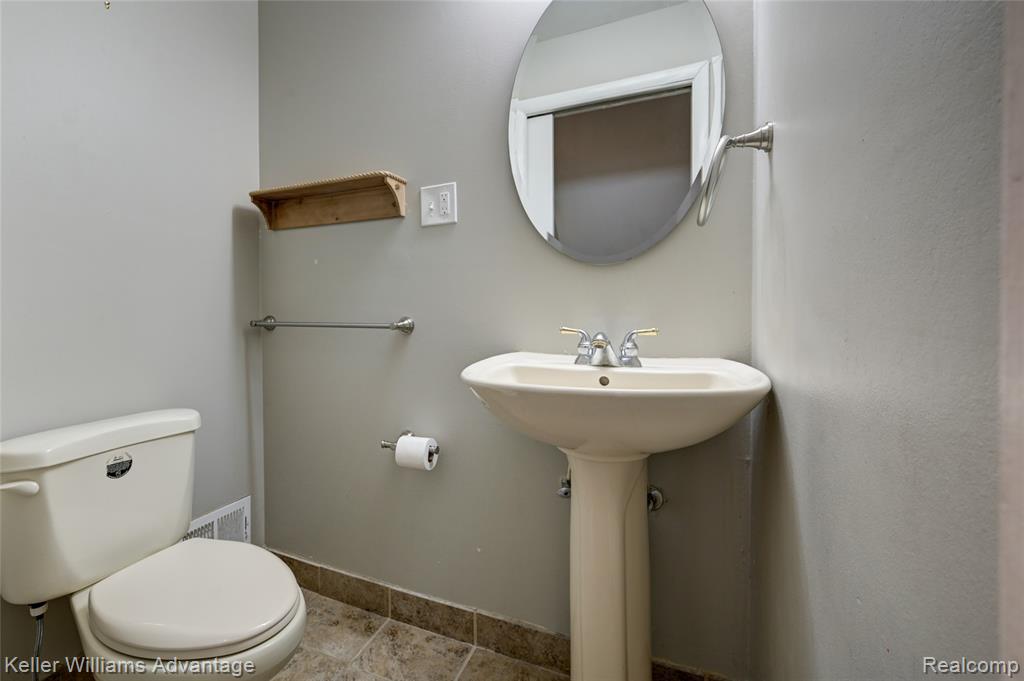 18467 Middlesex Avenue, Lathrup Village, MI 48076 — Photo 28