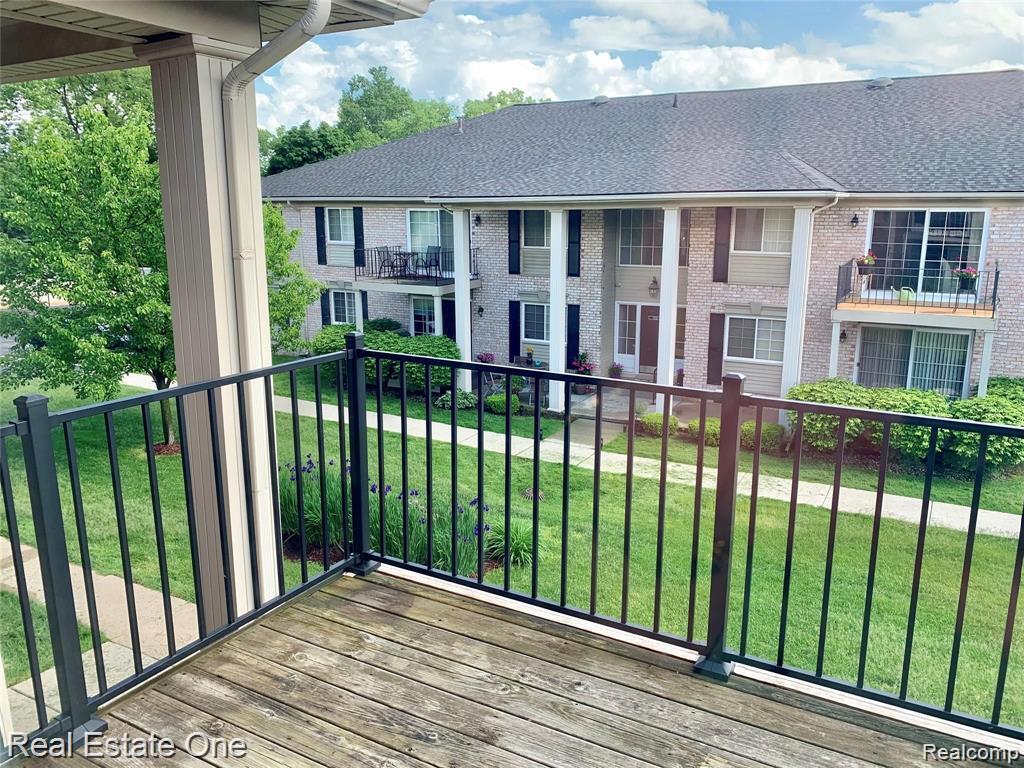 6121 ORCHARD LAKE, 202, West Bloomfield, MI — Photo 17