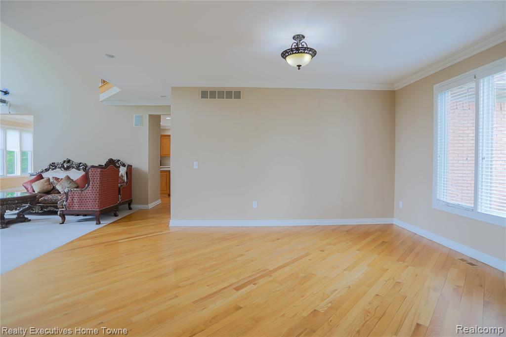 47909 Milonas Drive, Utica, MI 48315 — Photo 17