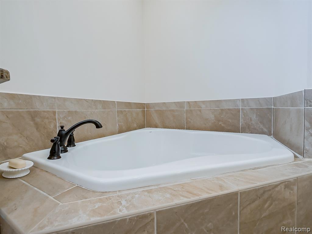 7212 Berry, West Bloomfield, MI — Photo 34