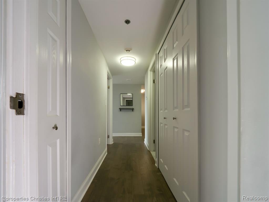 250 E Harbortown Drive, 805, Detroit, MI 48207 — Photo 11