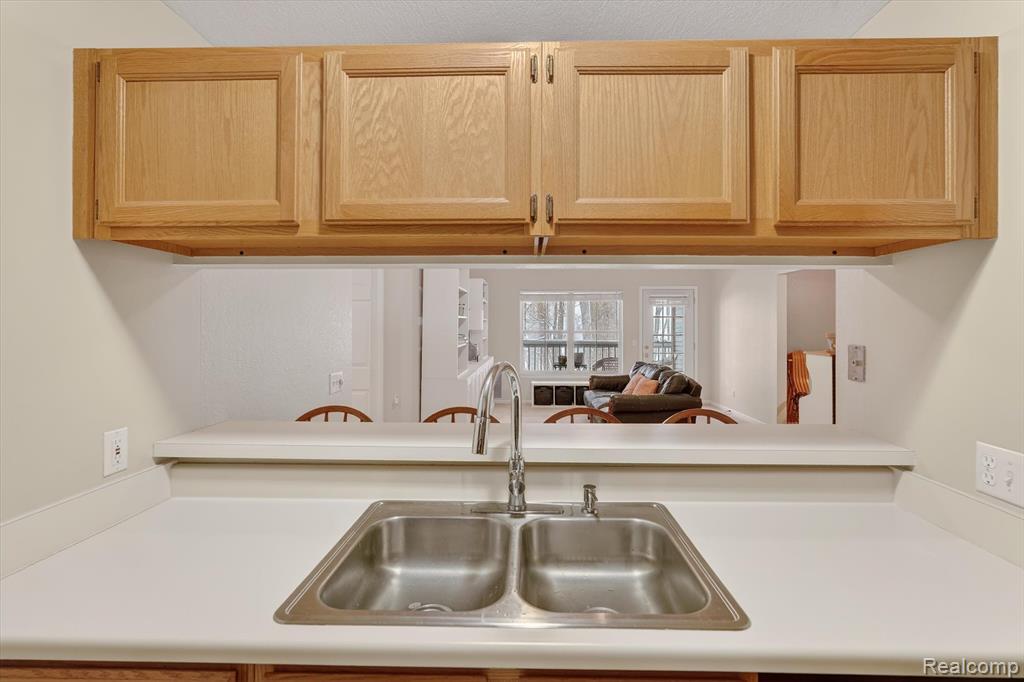 613 Curzon Court, 203, Howell, MI 48843 — Photo 12