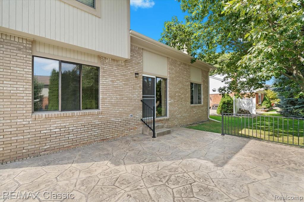 4432 Ravinewood Drive, Commerce Twp, MI 48382 — Photo 38