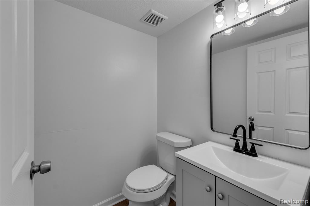 8553 Shiawassee River Drive, Fowlerville, MI 48836 — Photo 4