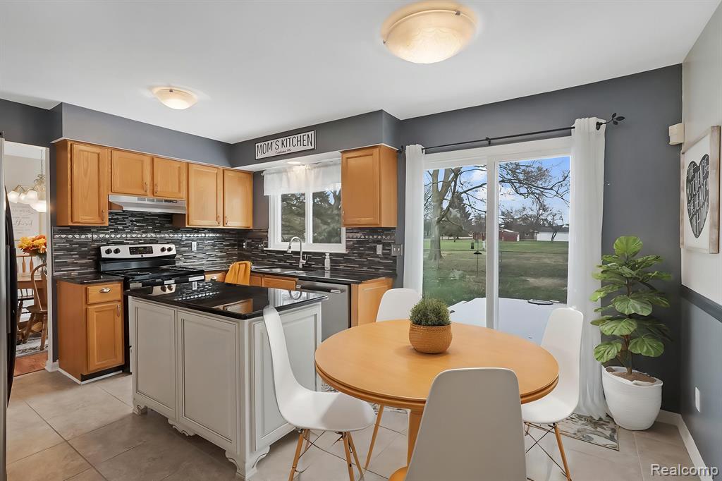 42860 BERKDALE Drive, Belleville, MI 48111 — Photo 4
