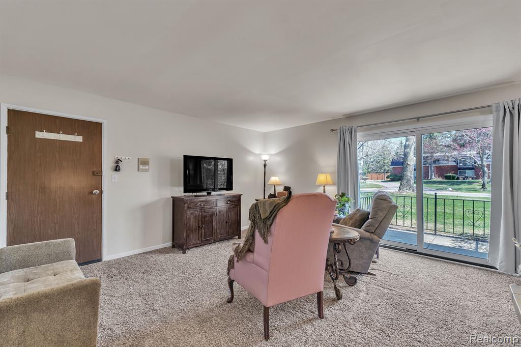 1842 COLONIAL VILLAGE Way, 2, Waterford, MI 48328 — Photo 6
