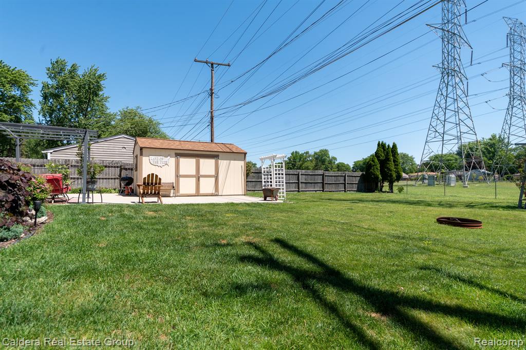 41024 Paign Drive Drive, Sterling Heights, MI 48313 — Photo 25
