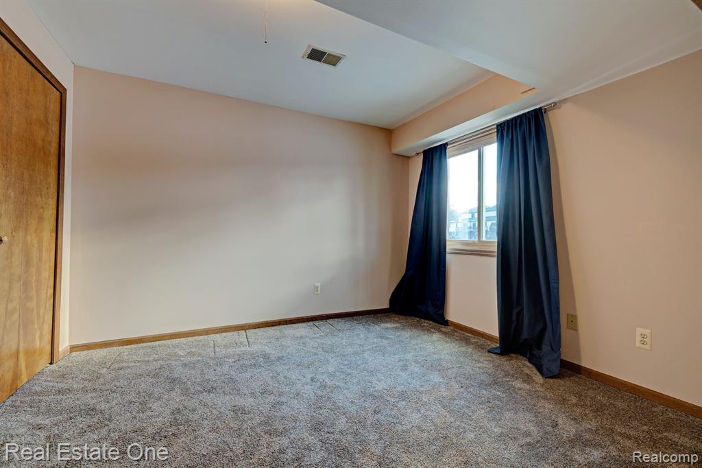9045 E BLUEWATER Drive, Clarkston, MI 48348 — Photo 26