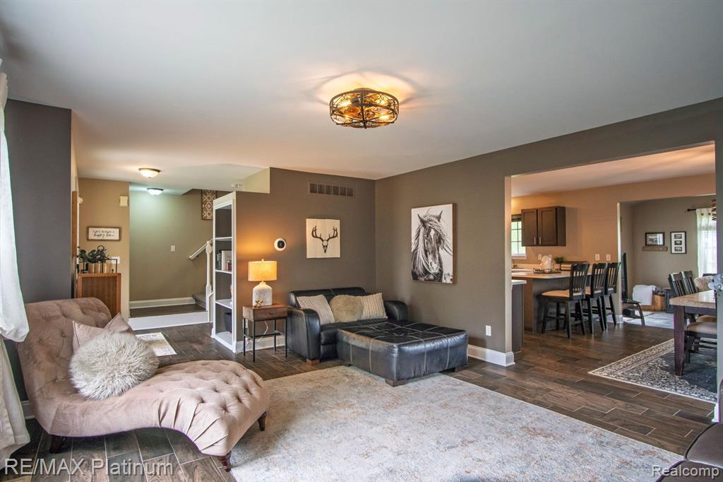 8313 Mill Pointe Court, Goodrich Vlg, MI — Photo 6