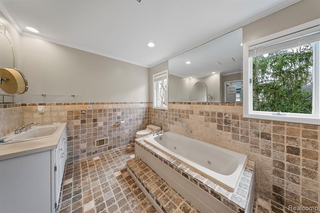 9415 Lakewood Drive, Grosse Ile, MI 48138 — Photo 25