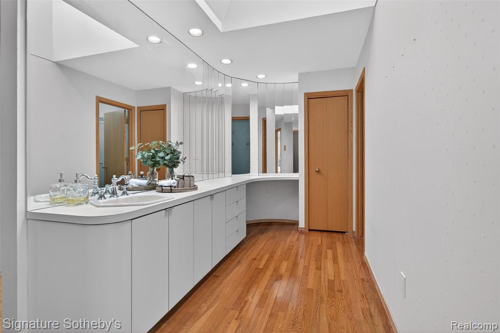 2131 Birchwood Way, Bloomfield Hills, MI 48302 — Photo 32