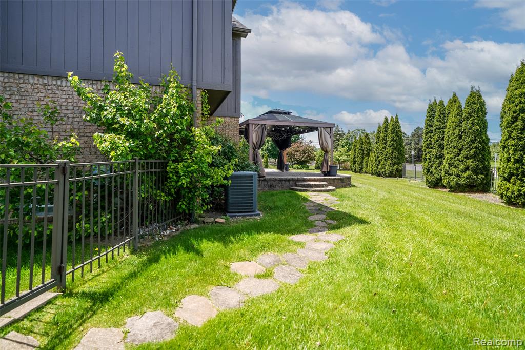 42105 Dorchester Court, Clinton Twp, MI 48038 — Photo 38