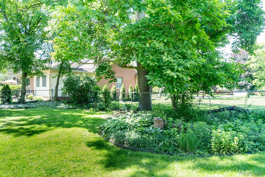 28090 Sunset Boulevard W, Lathrup Village, MI 48076 — Photo 36