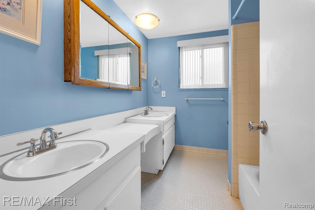 4191 ANGELINE Drive, Sterling Heights, MI 48310 — Photo 25