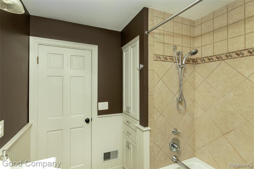 802 Orchard View Drive, Royal Oak, MI 48073 — Photo 27