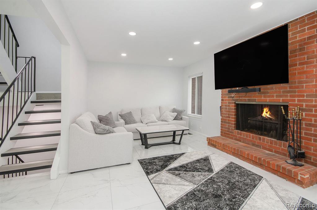 3045 Lindenwood Drive, Dearborn, MI 48120 — Photo 4