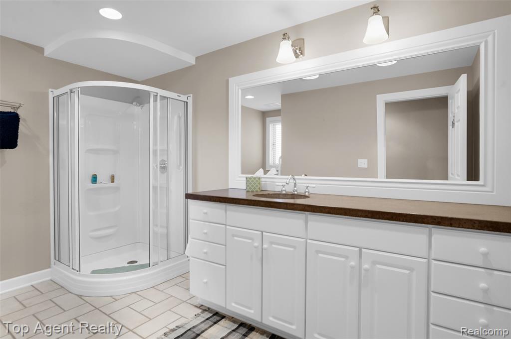 6369 Peach Tree Court, Rochester Hills, MI 48306 — Photo 44