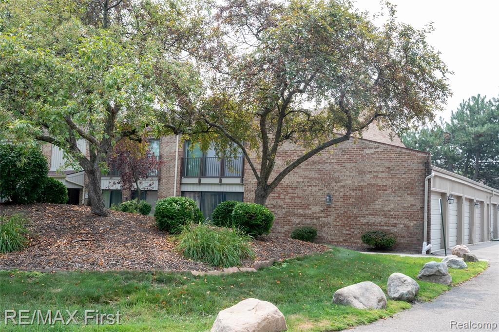 17865 University Park Drive, Livonia, MI 48152 — Photo 2
