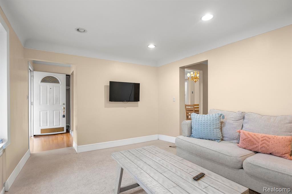 6483 N SILVERY Lane, Dearborn Heights, MI 48127 — Photo 6
