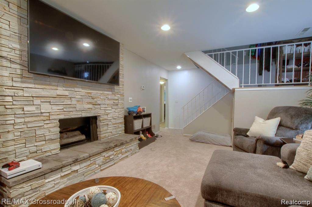 42464 SOMERSET Court, Canton, MI 48187 — Photo 12