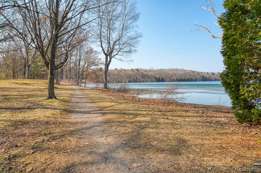 1243 Blue Heron Drive, Highland, MI — Photo 41