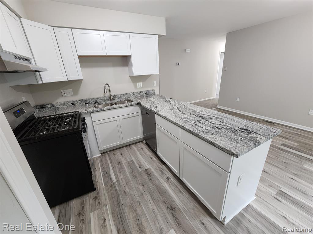 700 W GARDENIA Avenue, Madison Heights, MI 48071 — Photo 15